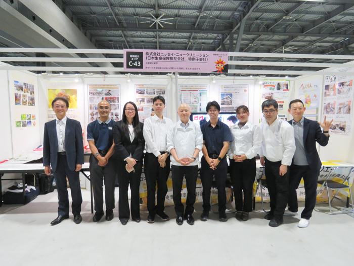 会社エントランスで社員から案内を受ける中学生