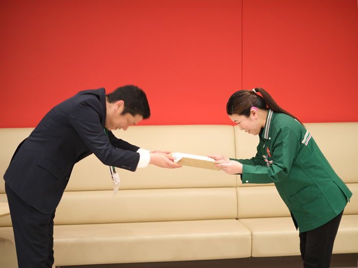 感謝状を受け取る社員