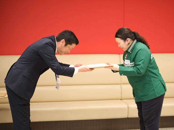 感謝状を受け取る社員