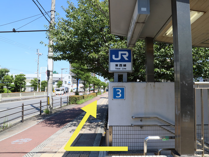駅の３番出口の写真
