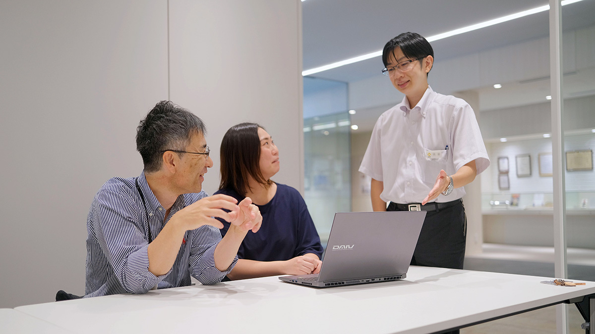 四人が机で話し合っている風景