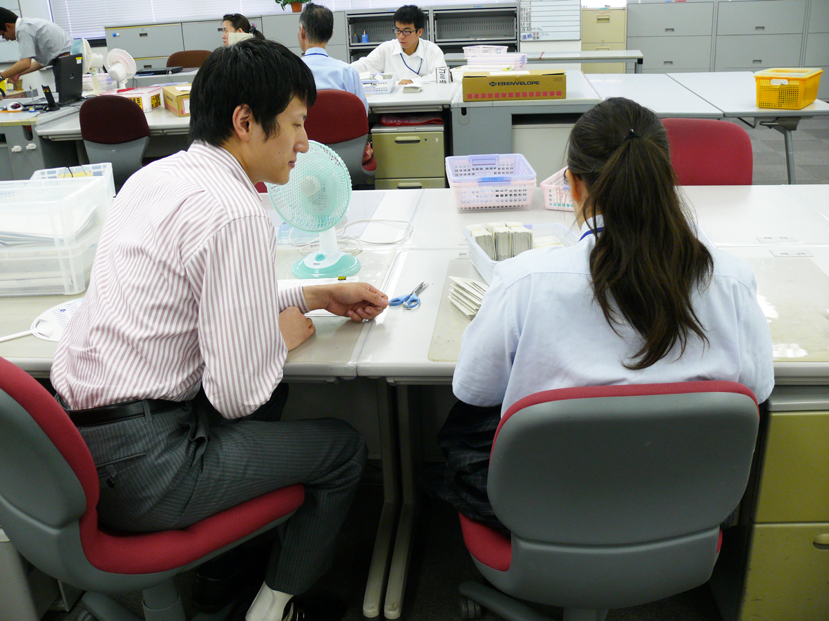 学生インターンシップで教えている様子