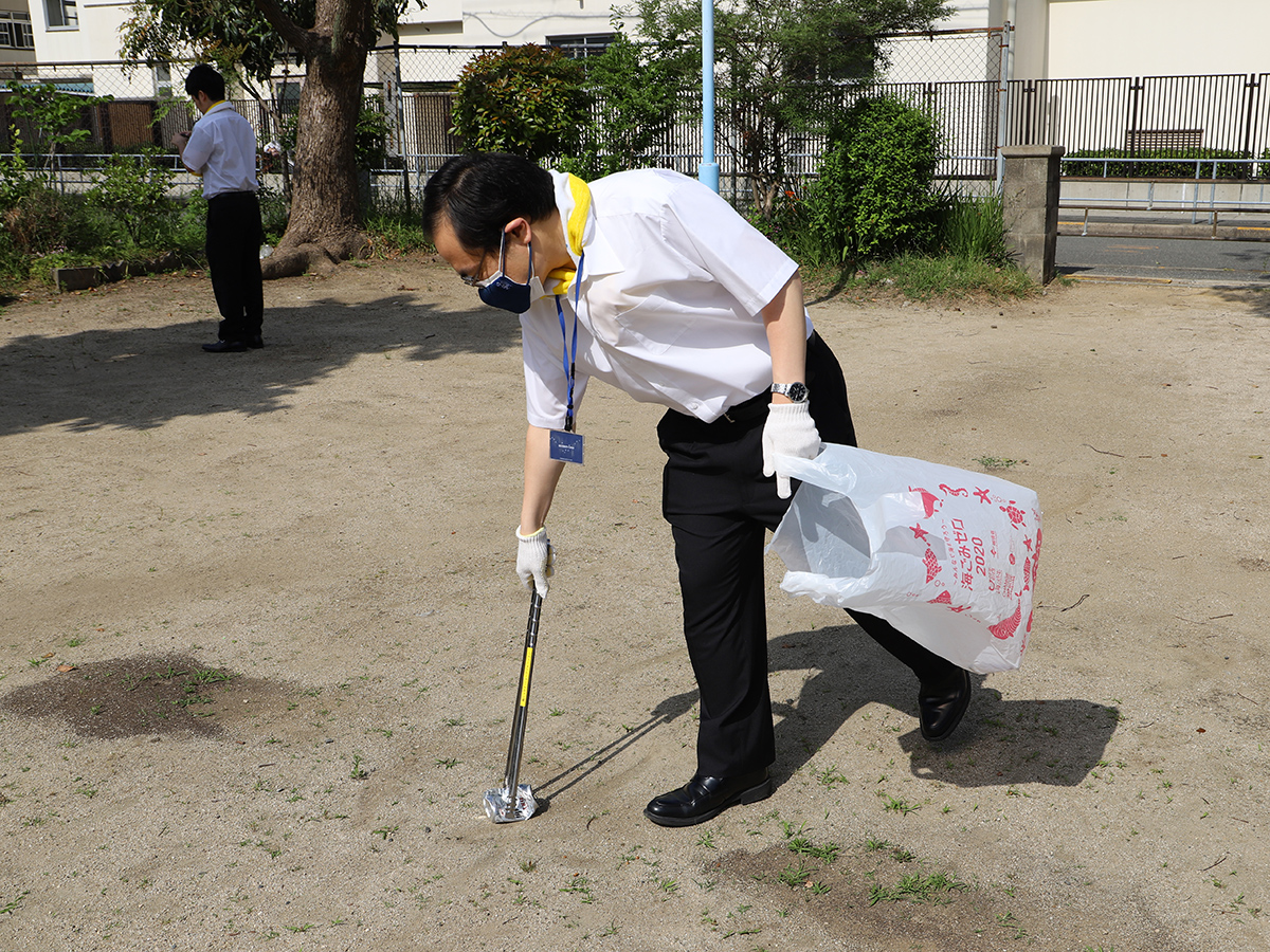 地域清掃活動でのゴミを拾っている様子