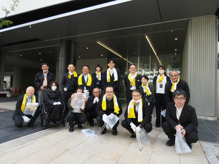 参加者全員で会社前の記念写真