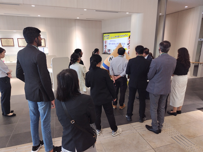 エントランスでの見学風景